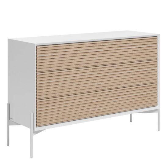 Bílá jasanová komoda Kave Home Marielle 116 x 40 cm s kovovou podnoží